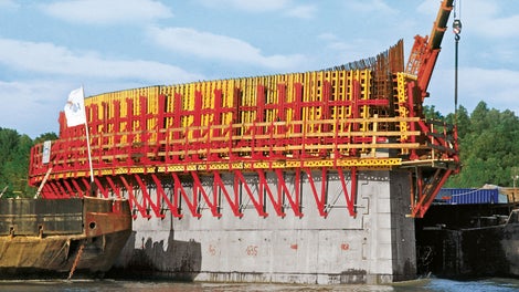 In addition to walls in building construction, VARIO GT 24 elements find many applications in civil engineering, e.g. for a bridge pier as shown here.<br/>