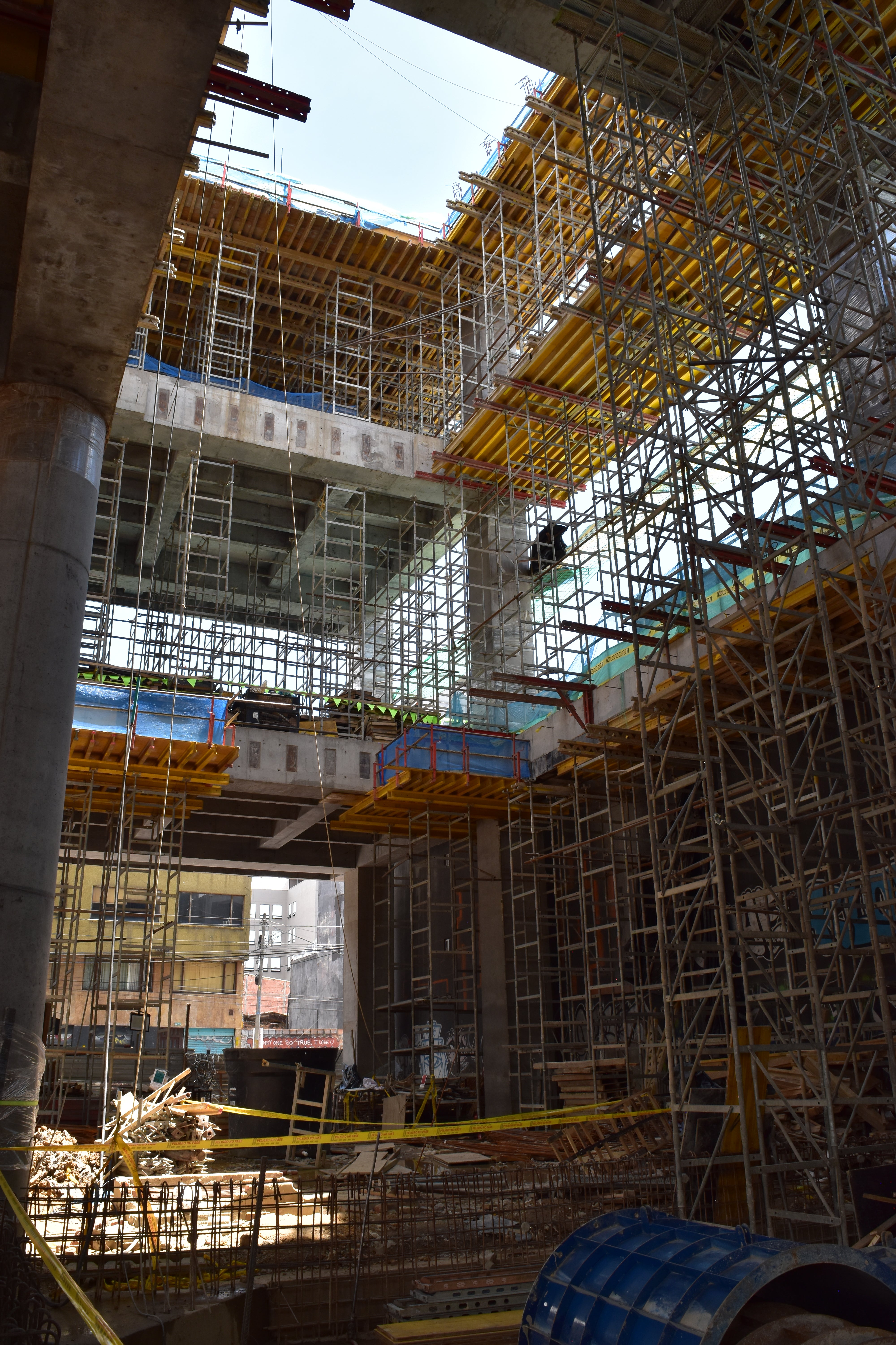 Sistema de torres de apuntalamiento ST-100 en conjunto con el sistema de encofrado de losas MULTIFLEX y de ingeniería VARIOKIT.