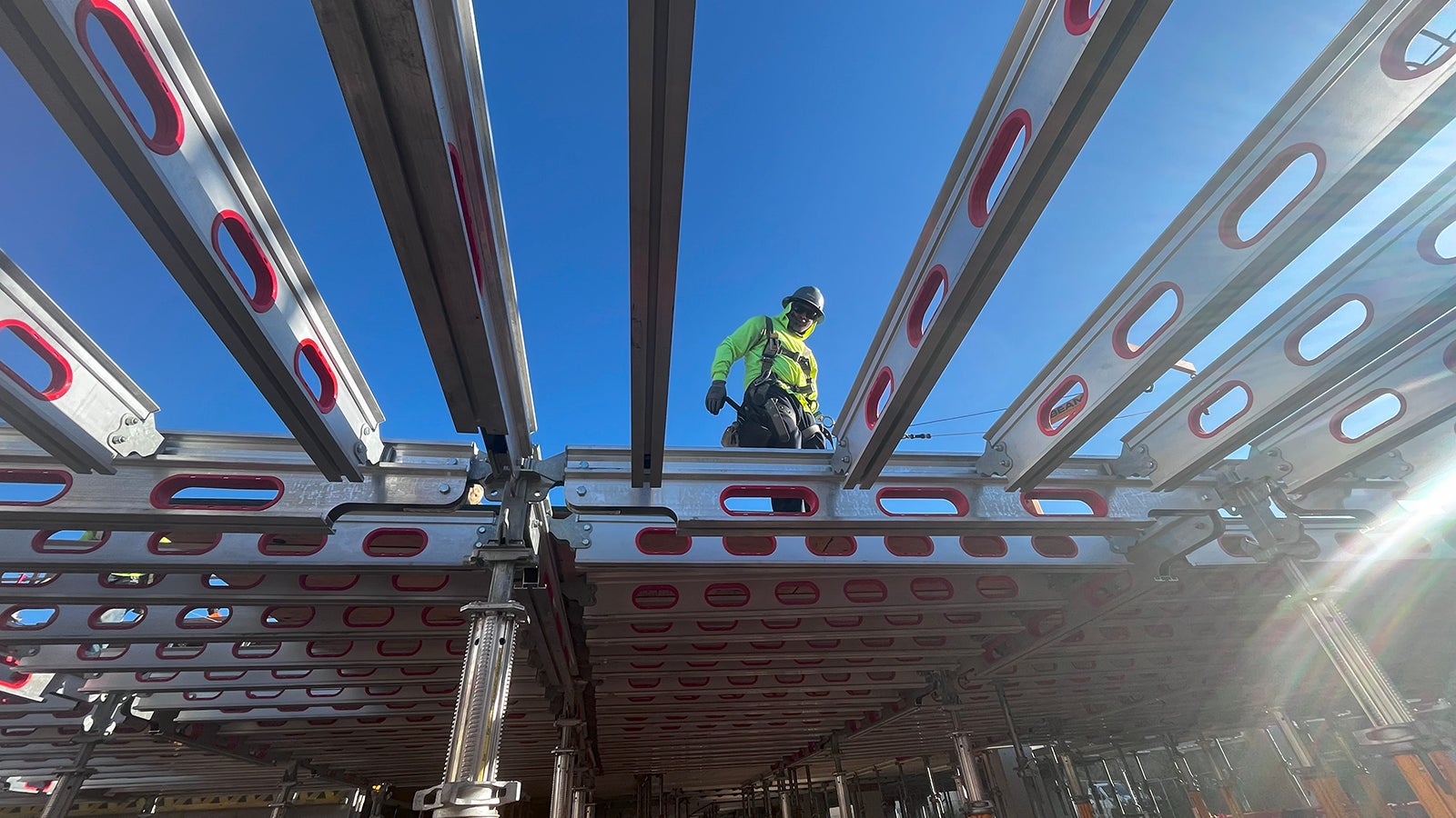 Der SKYFLEX Fallkopf für das Frühausschalen beschleunigt Ihren Bauprozess. Das System bietet Ihnen Aluminiumträger mit verschraubten Stahlverbindungen für zusätzliche Robustheit und eine lange Lebensdauer.