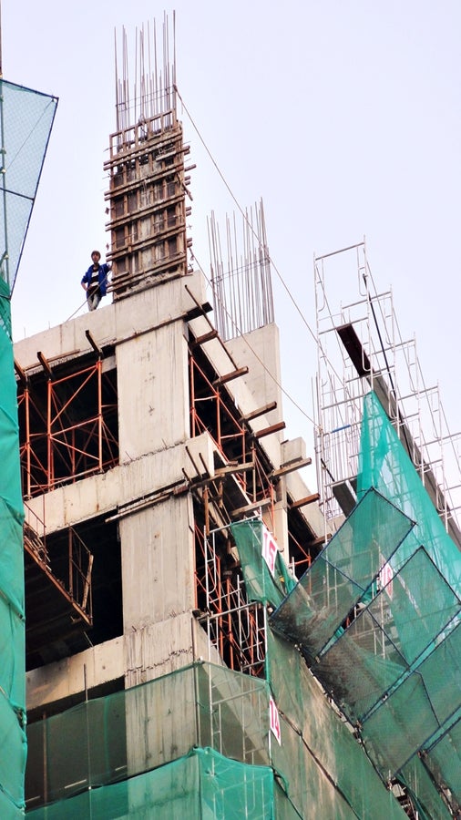 The project required a quick and safe scaffold-climbing system, in order to provide a constructuion ability within a crowned residential area