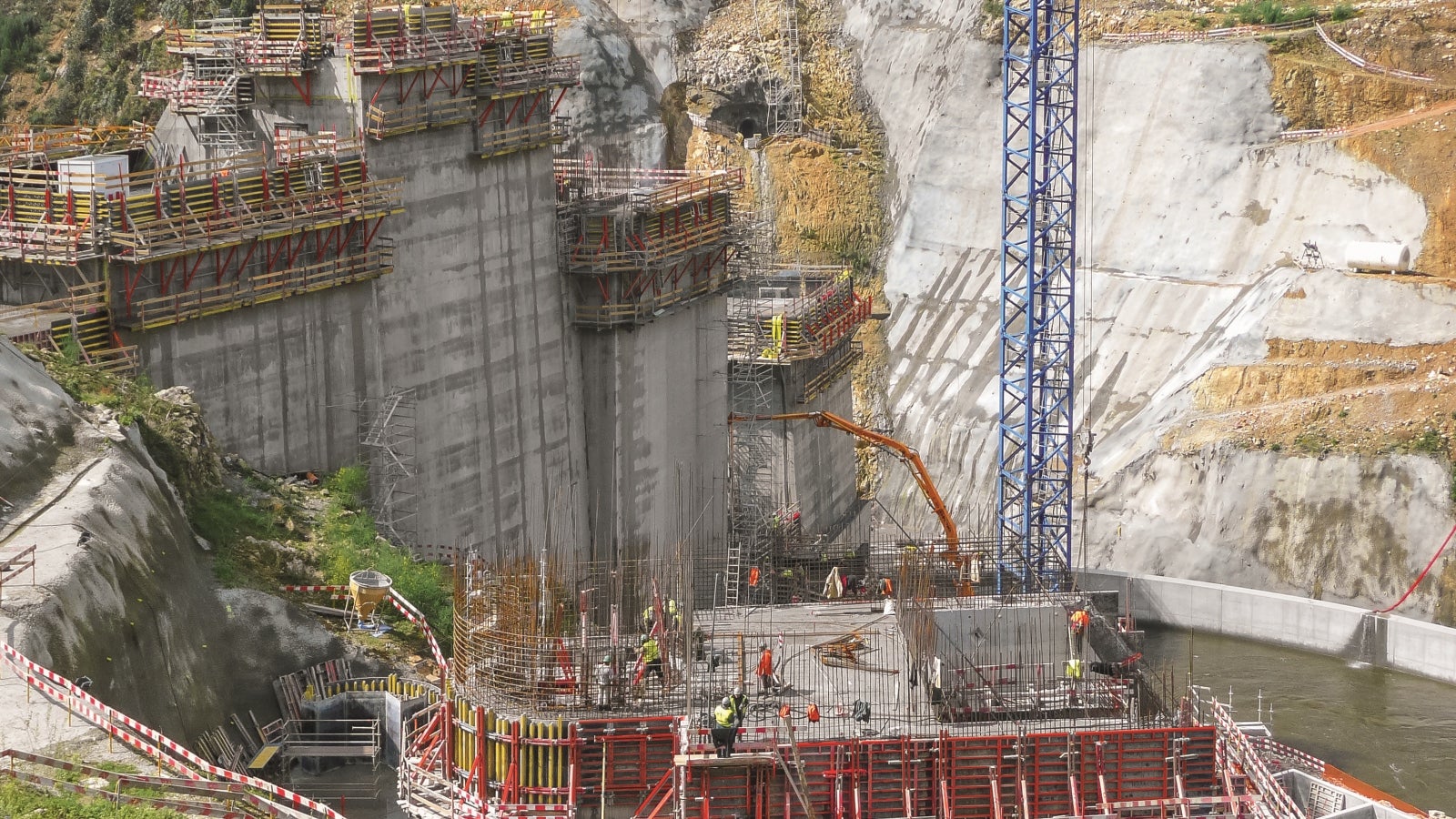 Cofragem PERI “Trio” e tensores SLS para execução de galerias.