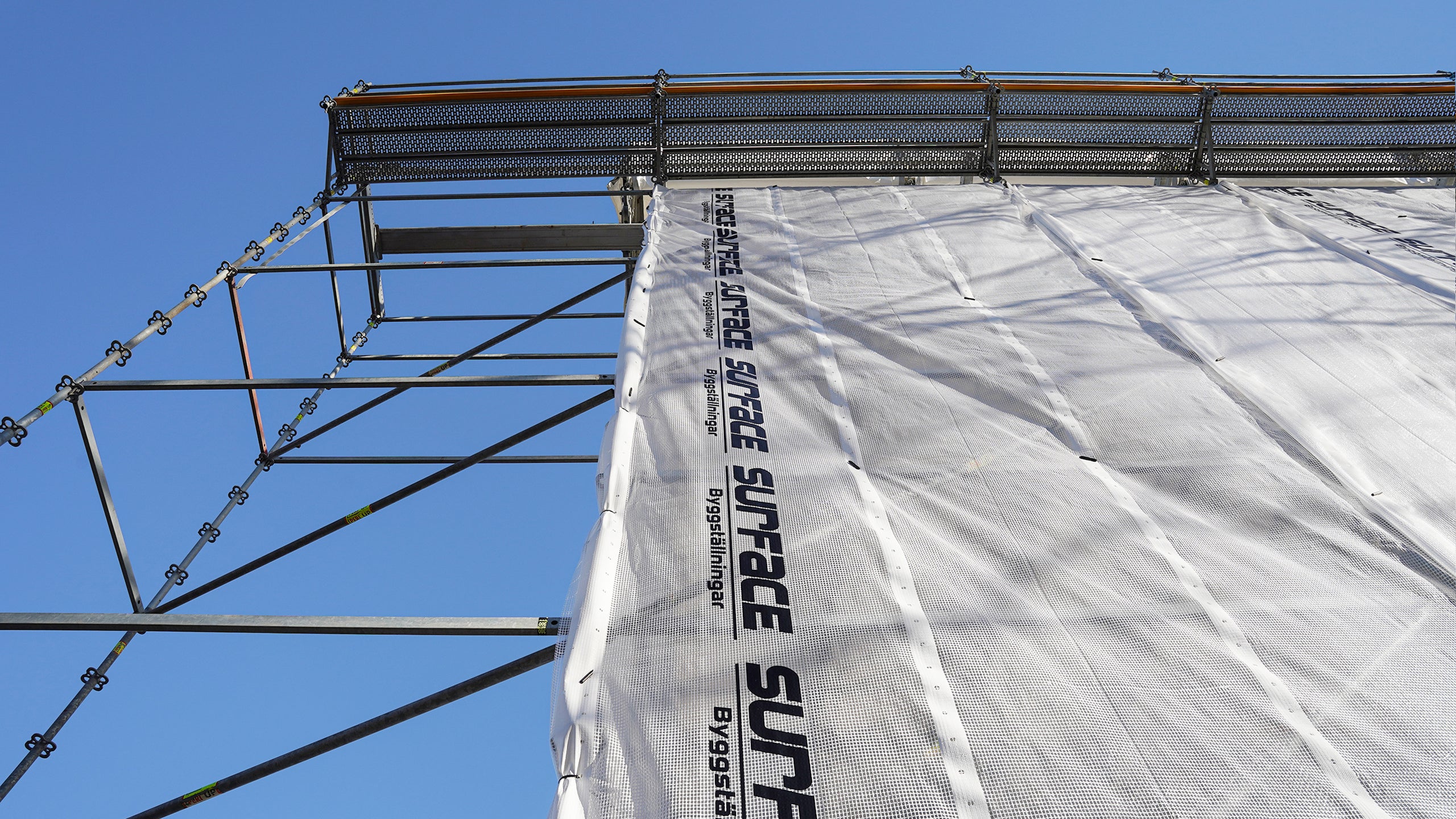 Surface Byggställningar monterar och demonterar PERI UP ställningssystem