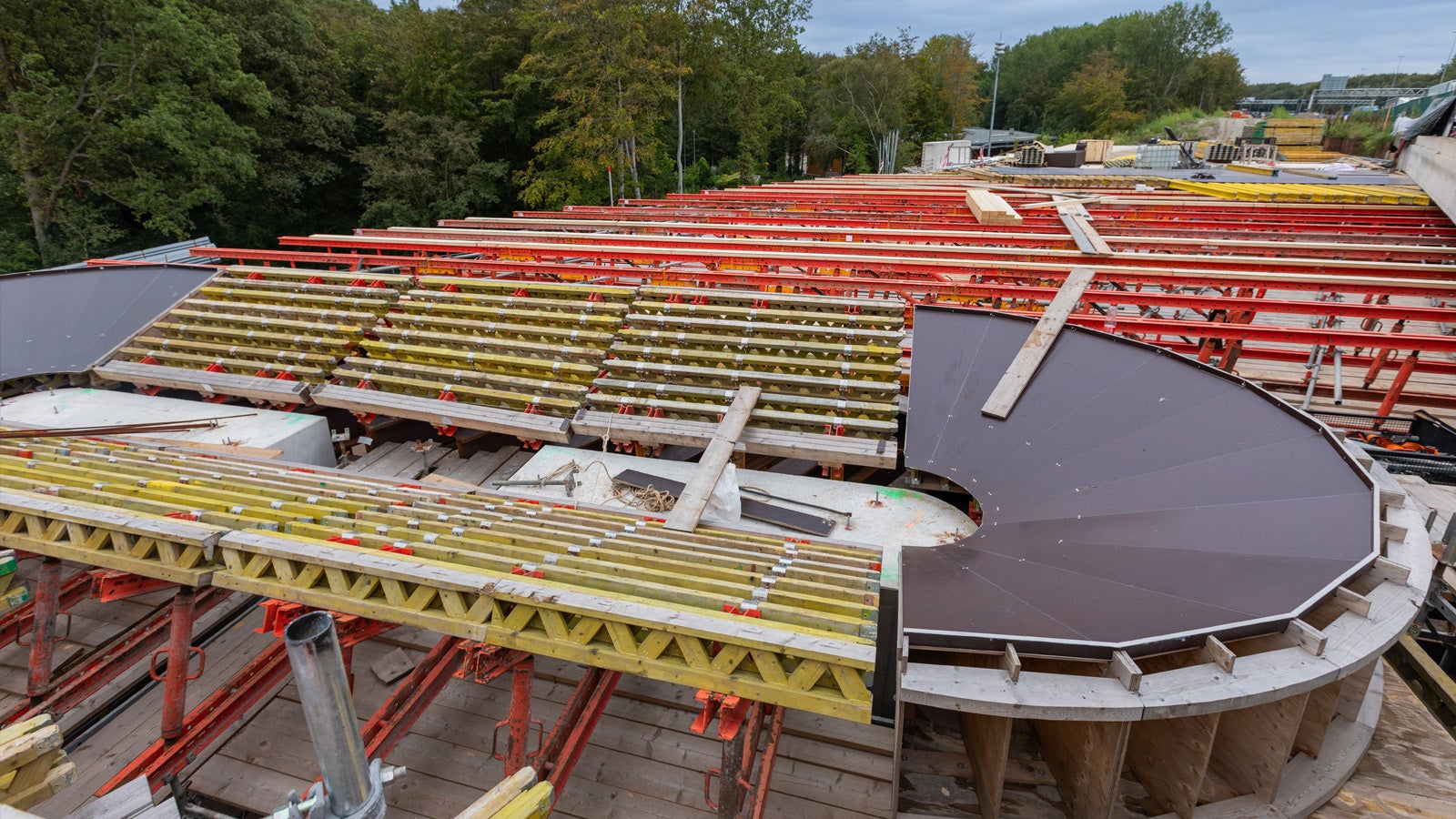 Ter plaatse van het verhoogde dek bedacht PERI een oplossing met het VARIOKIT systeem voor de lage ondersteuningshoogte inclusief platform.