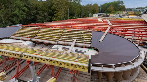 Ter plaatse van het verhoogde dek bedacht PERI een oplossing met het VARIOKIT systeem voor de lage ondersteuningshoogte inclusief platform.