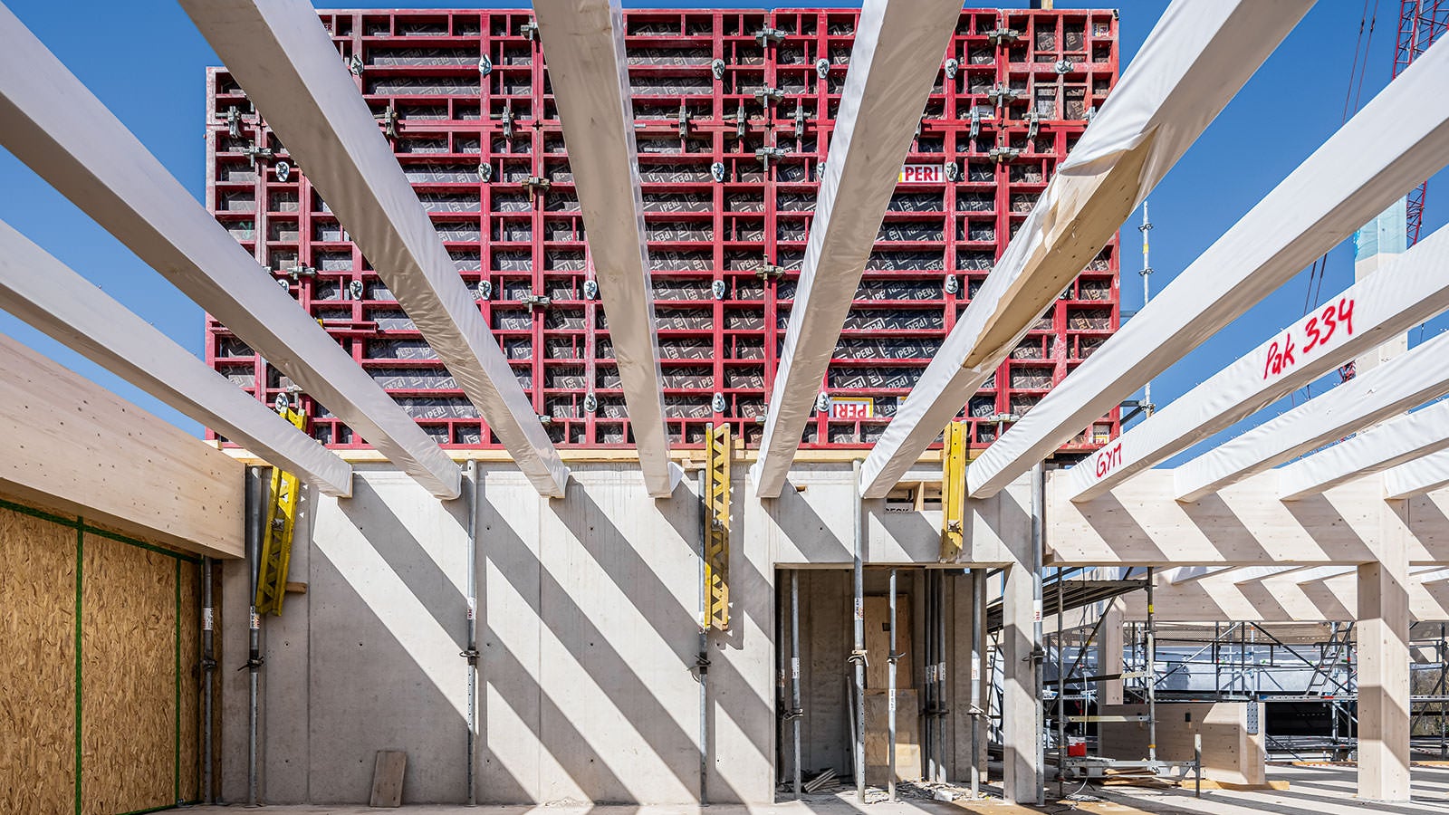 Das Schulgebäude wird in Hybridbauweise errichtet. Die sogenannten Klassenhäuser erhalten Decken in Holz-Beton-Verbundbauweise.