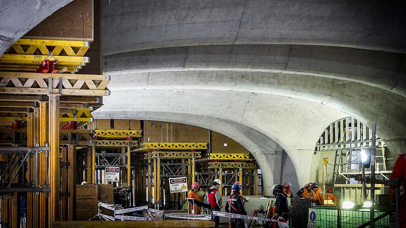 Obra especial Edifício IME Plaza de Armas em Santiago, Chile. Realizada em parceria com a PERI Brasil para atender com excelência aos requisitos geométricos e históricos do projeto. 