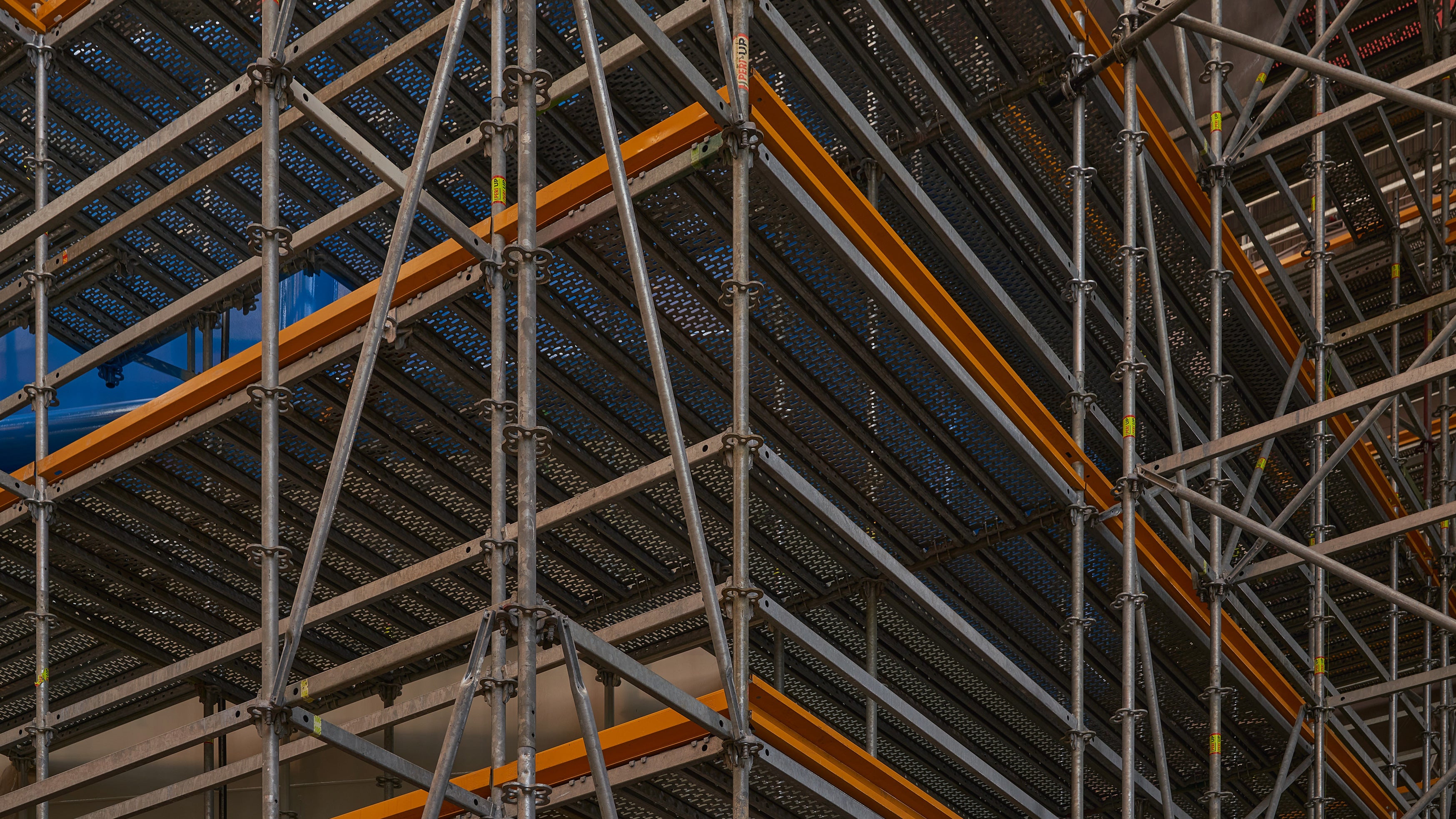 Het flexibele modulaire steigersysteem met het veilige vlakke vloersysteem van PERI creëert een optimale en veilige werkomgeving. 