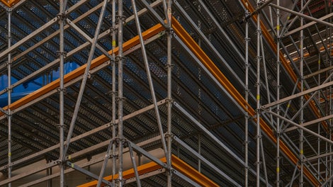 Het flexibele modulaire steigersysteem met het veilige vlakke vloersysteem van PERI creëert een optimale en veilige werkomgeving. 