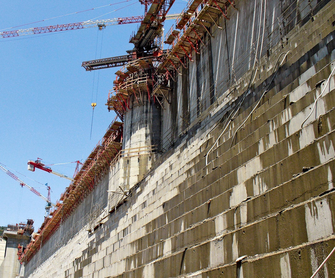 With the SKS climbing system, the loads from the fresh concrete pressure were transferred without formwork ties via the brackets into the scaffold anchoring.