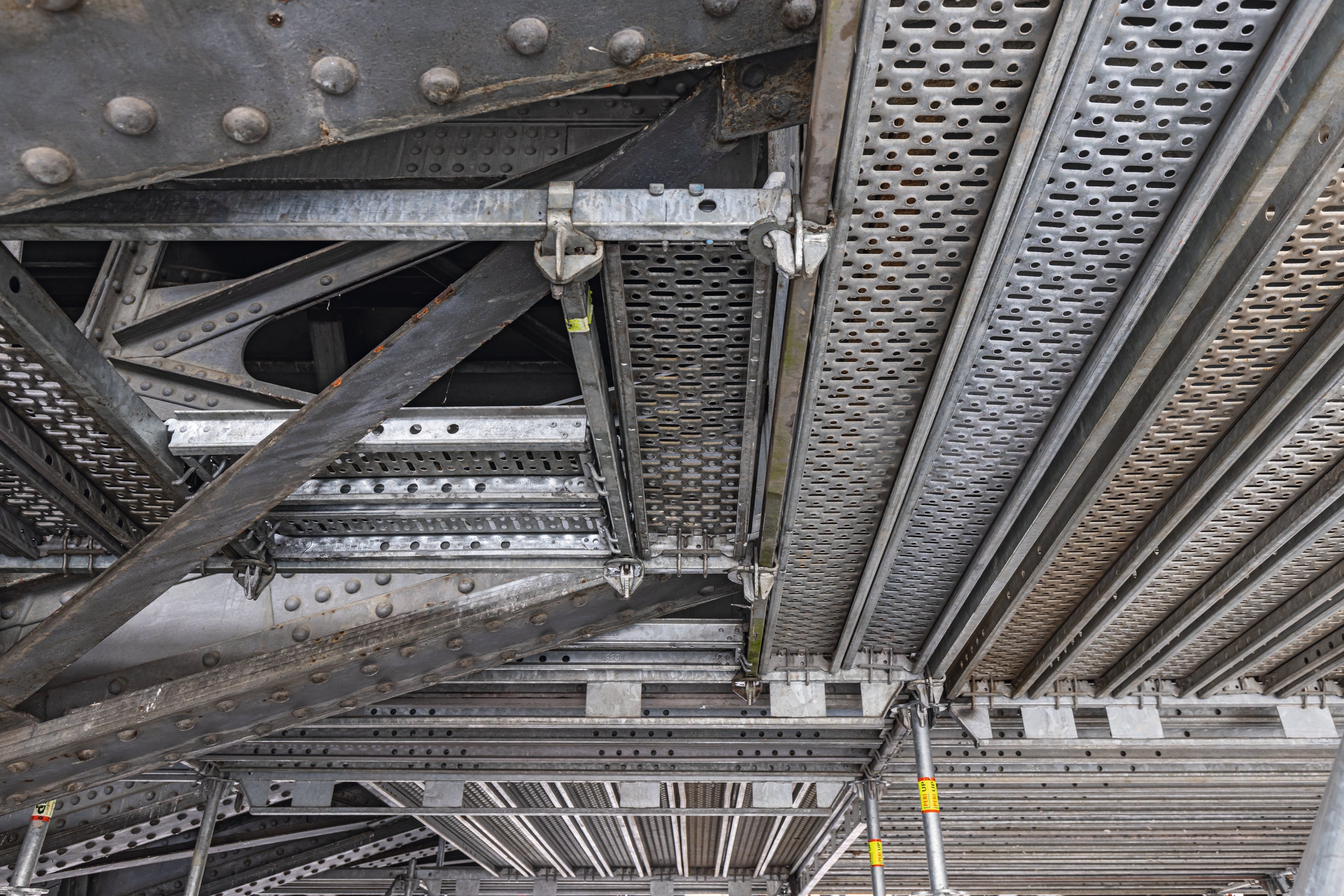 Insbesondere beim Ausbilden der Gerüstlagen spielte das metrische PERI UP Systemraster seine Stärken aus.