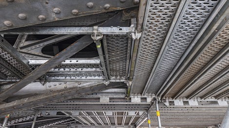 Insbesondere beim Ausbilden der Gerüstlagen spielte das metrische PERI UP Systemraster seine Stärken aus.