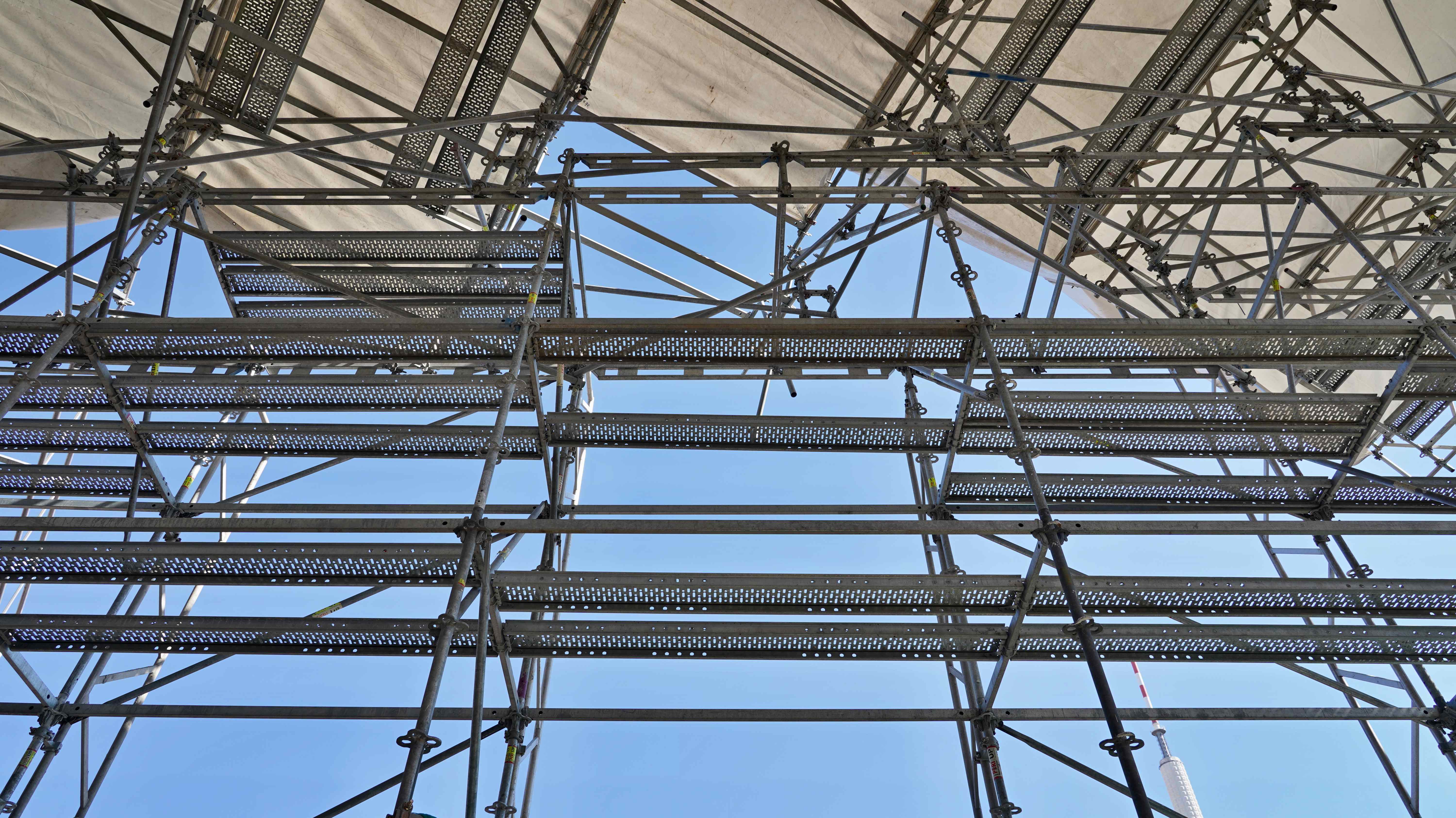 Oprava fasády a střechy činžovního domu v Praze