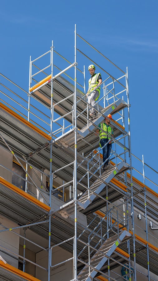 22 in die Gerüstlösung integrierte, gleichläufige Gerüsttreppen dienten dem sicheren Zugang zu den Arbeitsebenen in bis zu 20 m Höhe. Für den Anbau der außenliegenden Treppenaufgänge waren dank des integrierten Gerüstknotens keine zusätzlichen Rahmenzüge und zeitaufwendigen Kupplungsarbeiten notwendig.