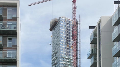 The “crowning glory” of the project presented the greatest challenge, as the geometry of the upper floors differed from that of the lower floors. Since it would not have been profitable to erect scaffolding up to the 45th floor, a creative custom solution also had to be found.