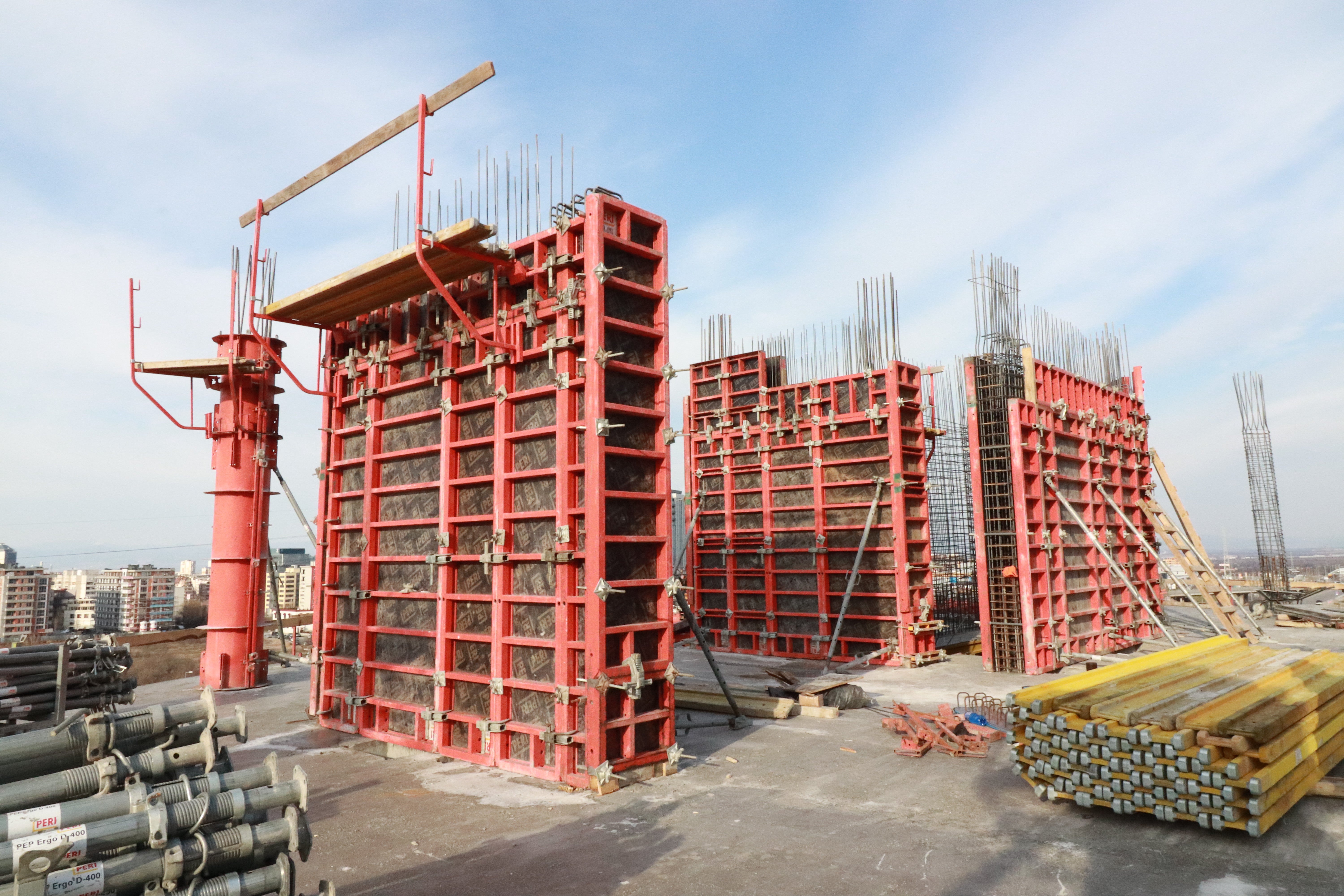 TRIO е универсална кофражна система за интензивна работа с високо натоварване, когато основната цел е оптимизиране на времето и намаляване на разходите