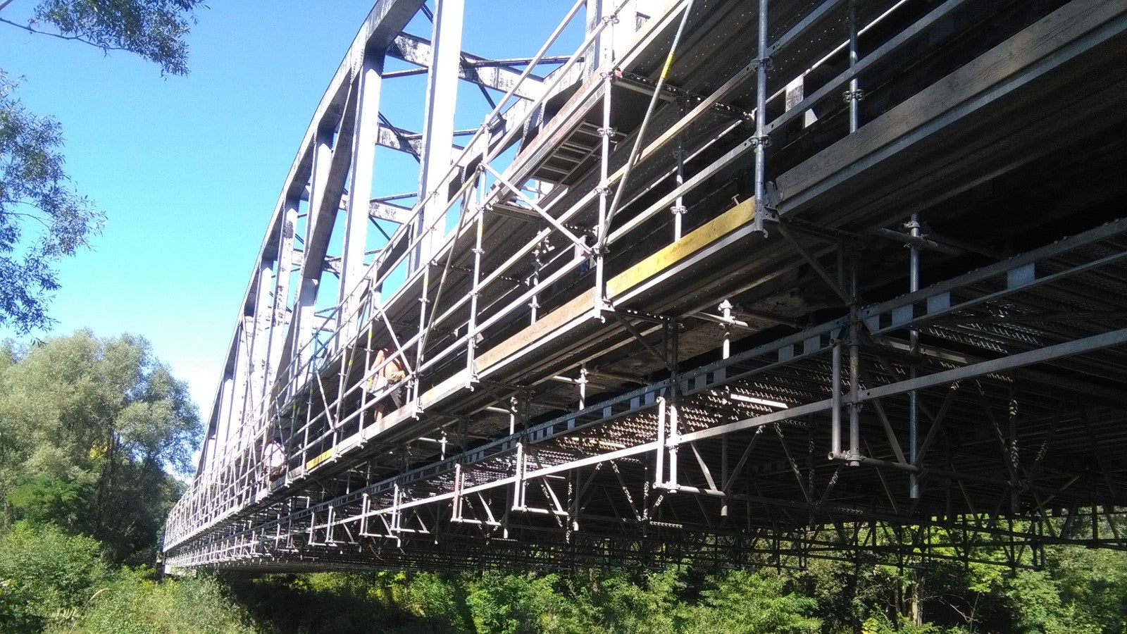 Efektivní řešení pro hlavní pole nad řekou s využitím systémových dílů bez nutnosti zakládání ve vodě.