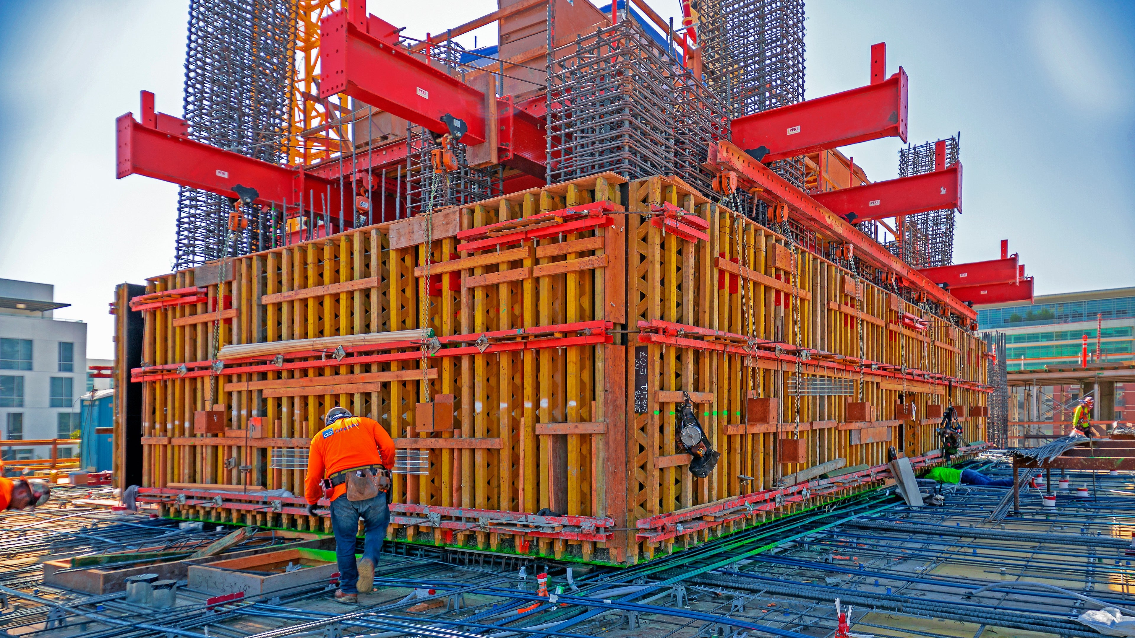 PERI's ACS Core 400 self-climbing system was optimized to require a minimum number of hydraulic cylinders.