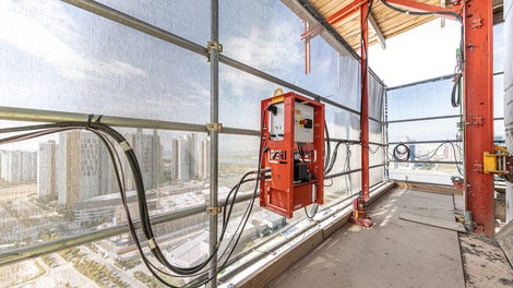 With the RCS MAX Rail Climbing System, PERI is presenting a special highlight in the field of climbing technology. The new RCS MAX Hydraulic Unit as well as the new RCS MAX Drive Rails enable synchronous climbing of all platforms upwards and significantly increase safety on the construction site due to the decentralised hydraulics. 