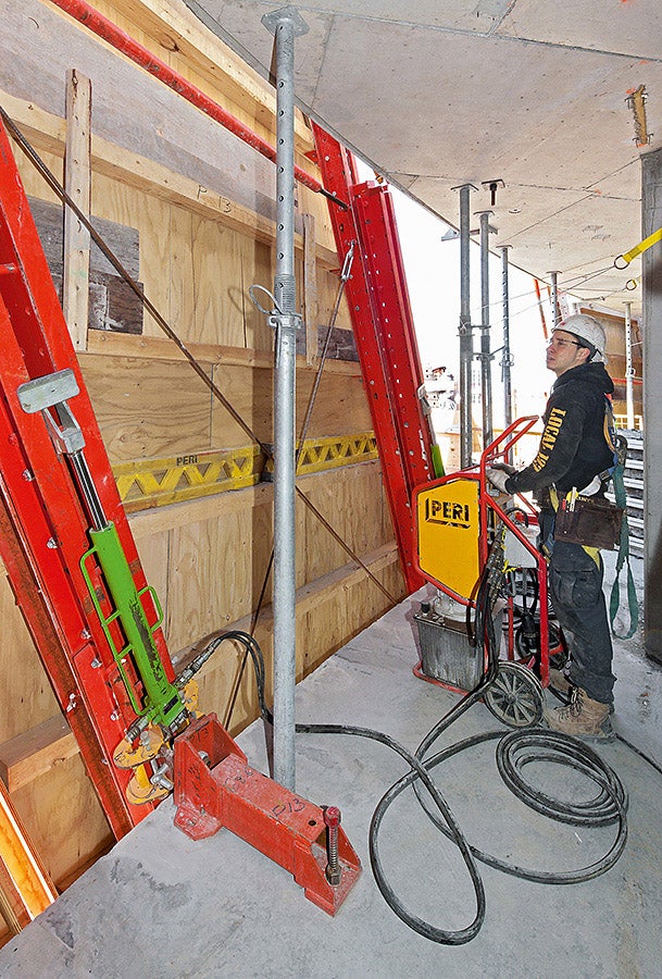 Mobile RCS hydraulic cylinders and pumps lift the climbing units up to the next concreting section.