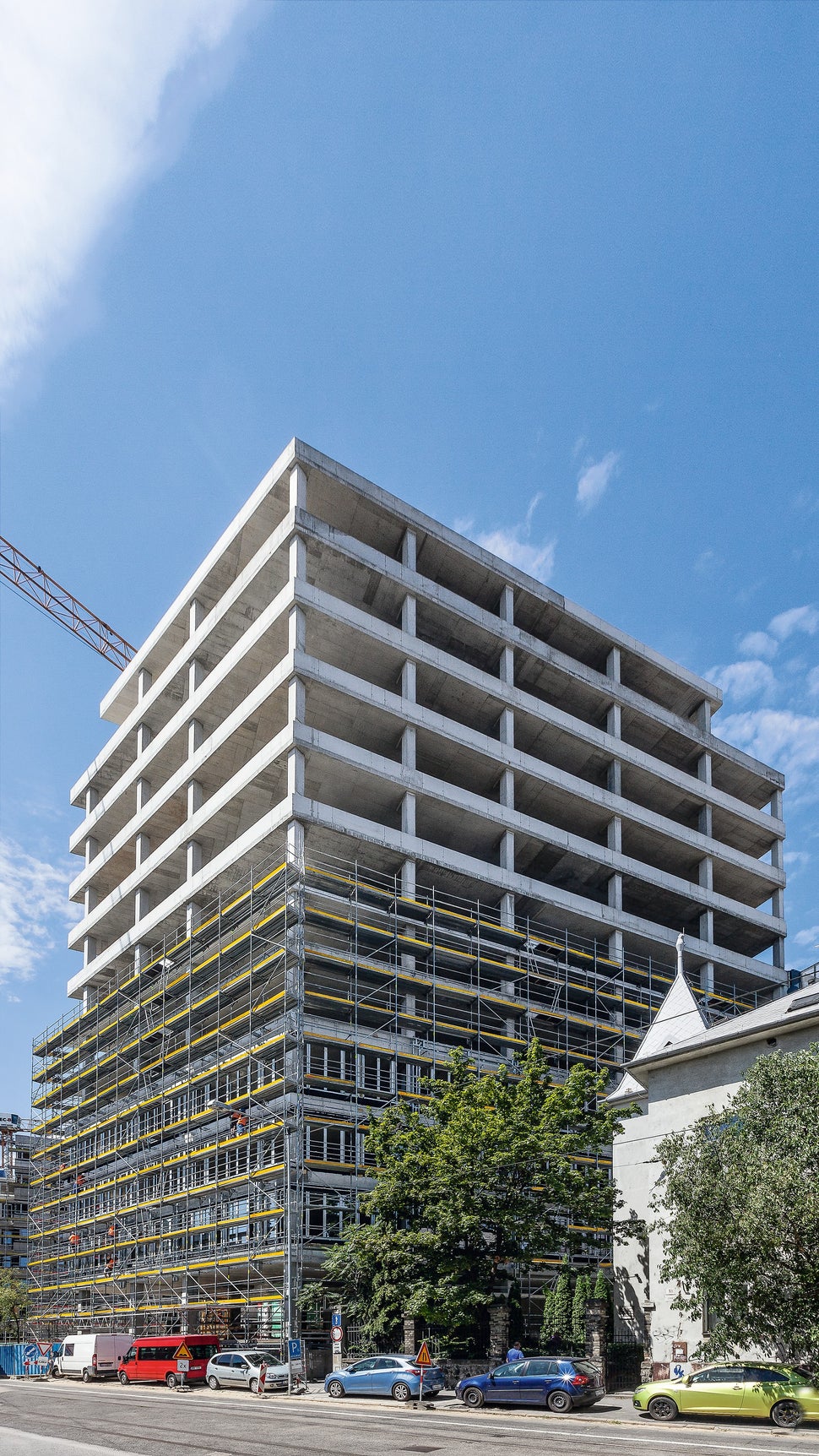 Okrem dodávky debnenia spoločnosť PERI pokračovala na projekte aj realizáciou fasádneho lešenia. Na stavbu bolo dodaných 5 000 m² lešenia PERI UP T 72.