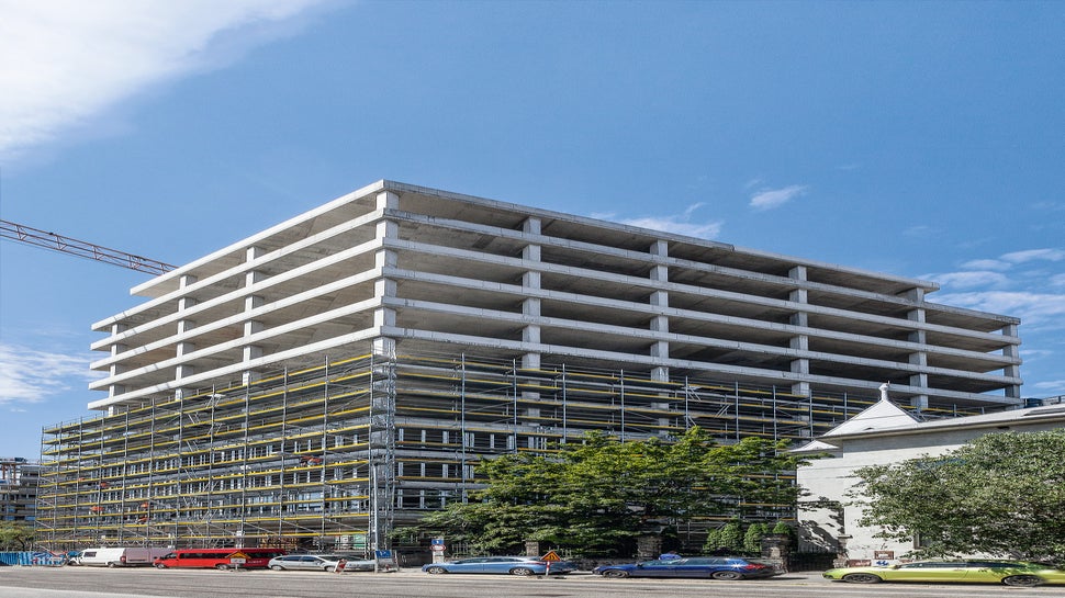 Okrem dodávky debnenia spoločnosť PERI pokračovala na projekte aj realizáciou fasádneho lešenia. Na stavbu bolo dodaných 5 000 m² lešenia PERI UP T 72.