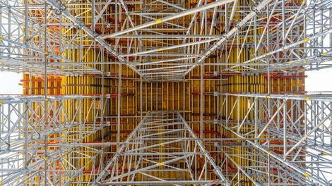 Most na rzece San w Stalowej Woli w ciągu DW 855. System PERI UP Flex MD w użyciu.