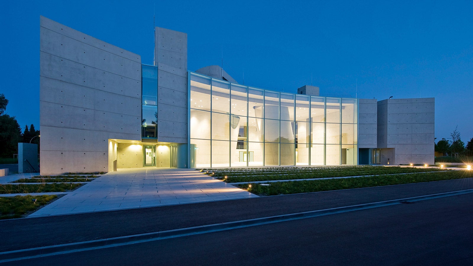 Capacità portante, malleabilità ed effetto superficiale: negli ultimi due decenni, il calcestruzzo faccia a vista è diventato sempre più il materiale da costruzione preferito nelle costruzioni edili sofisticate e nell'ingegneria civile. Questo apprezzamento mondiale del calcestruzzo a vista è anche un merito dell'industria delle costruzioni, che oggi è in grado di gestire in sicurezza anche le strutture altamente complesse dell'architettura a forma libera in termini di calcestruzzo e casseforme.<br/>