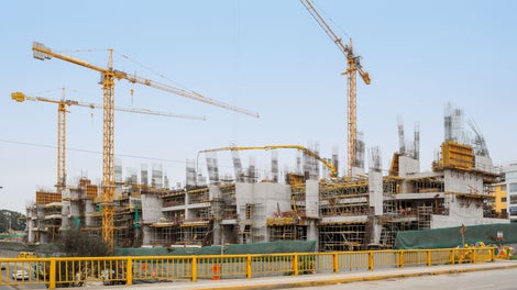 Architektonicky náročná stavba Univerzitného komplexu UTEC v tvare diváckej arény, ktorý bol dosiahnutý naklonenou severnou stranou a kaskádami, podobne ako pri diváckej tribúne, vznikol aj vďaka PERI inžinierom, ktorí navrhli debnenie a lešenie prispôsobené presne požiadavkám projektu. <br/>