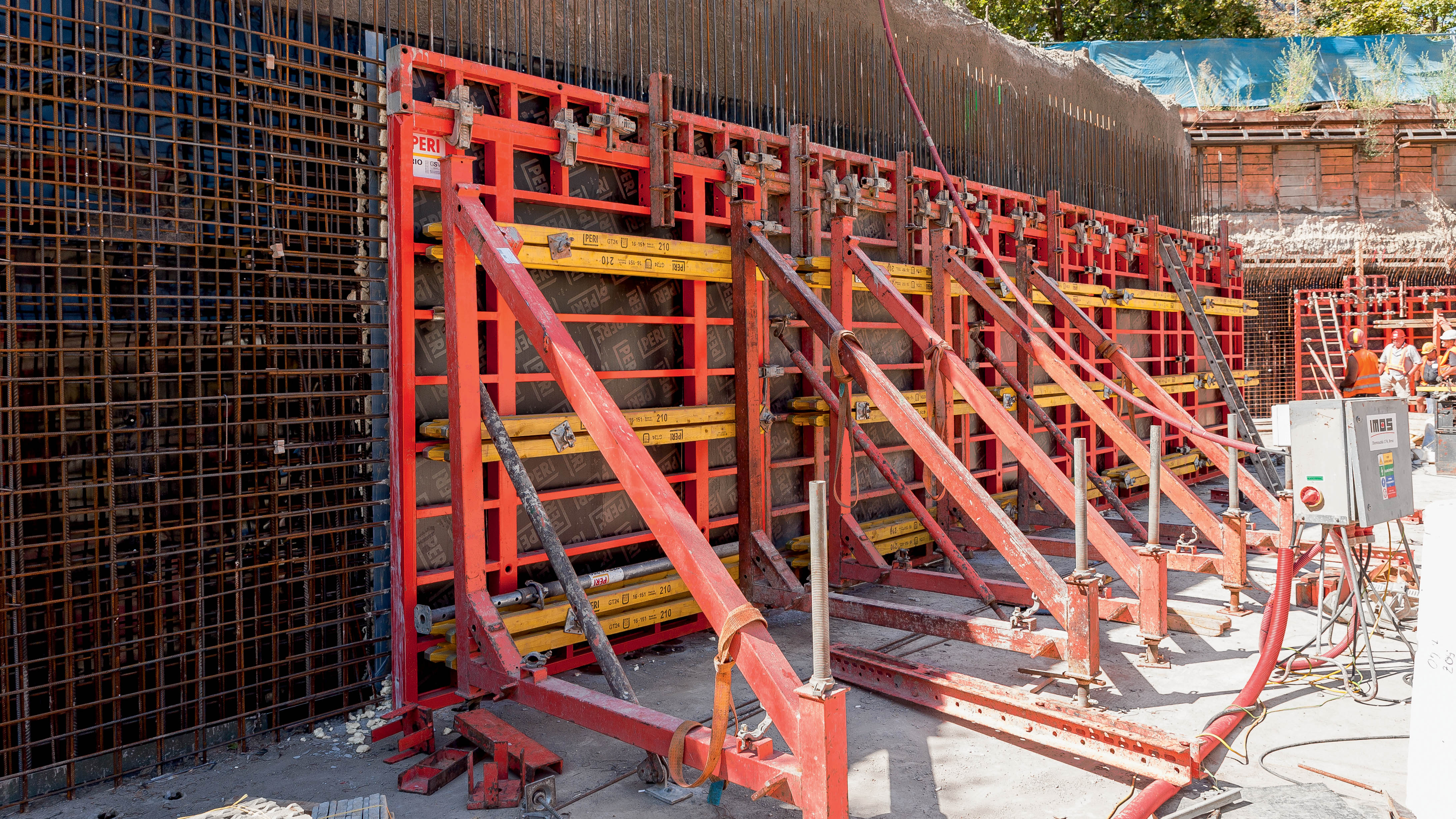 Jednostranné bednění stěn v suterénu panely TRIO s opěrnými rámy SB.