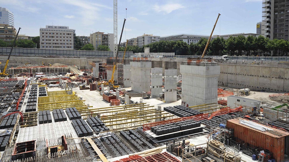 I solai, per complessivi 10.000 metri quadri, sono del tipo alleggerito, con lastre predalle e realizzati con la cassaforma a travi MULTIFLEX