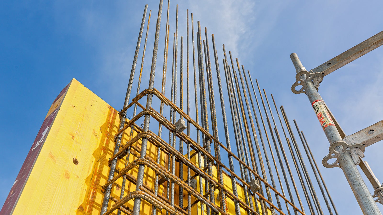 Pro stěny betonované na místě z kvalitního pohledového betonu SB3 bylo použito rámové bednění MAXIMO Struktur, které bylo opatřené předem třívrstvými bednicími deskami.