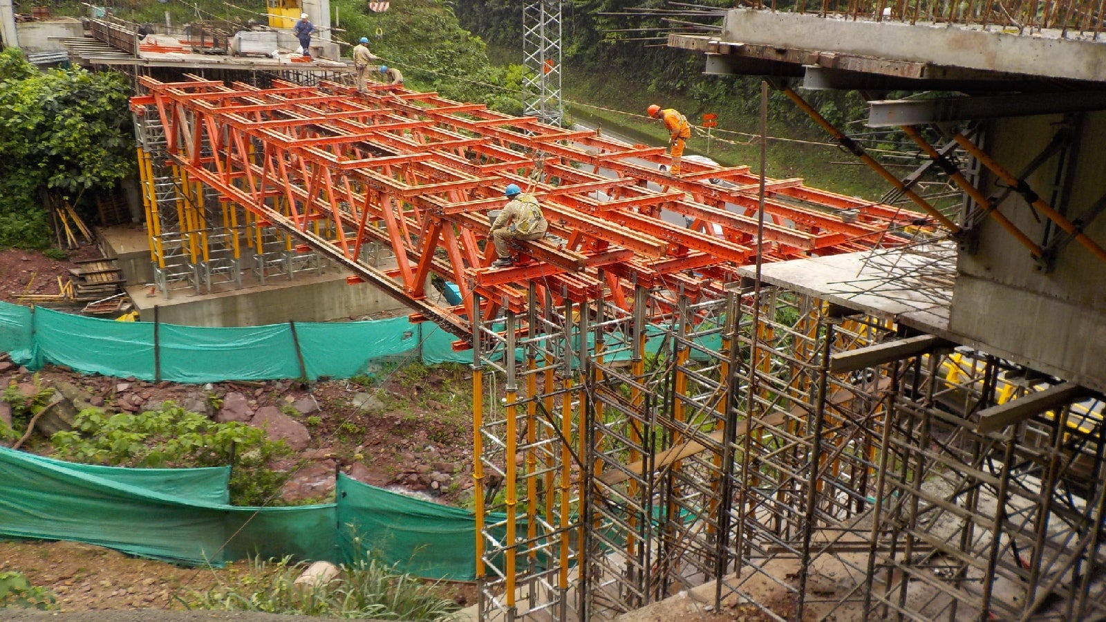 Celosías VARIOKIT apoyadas sobre torres MULTIPROP para la realización de viga cajón de 19.6m de Luz