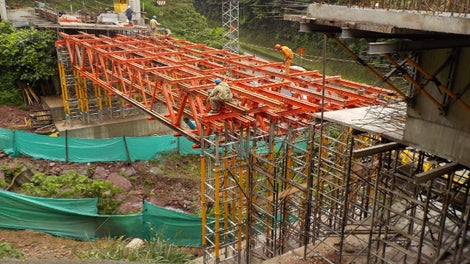 Celosías VARIOKIT apoyadas sobre torres MULTIPROP para la realización de viga cajón de 19.6m de Luz