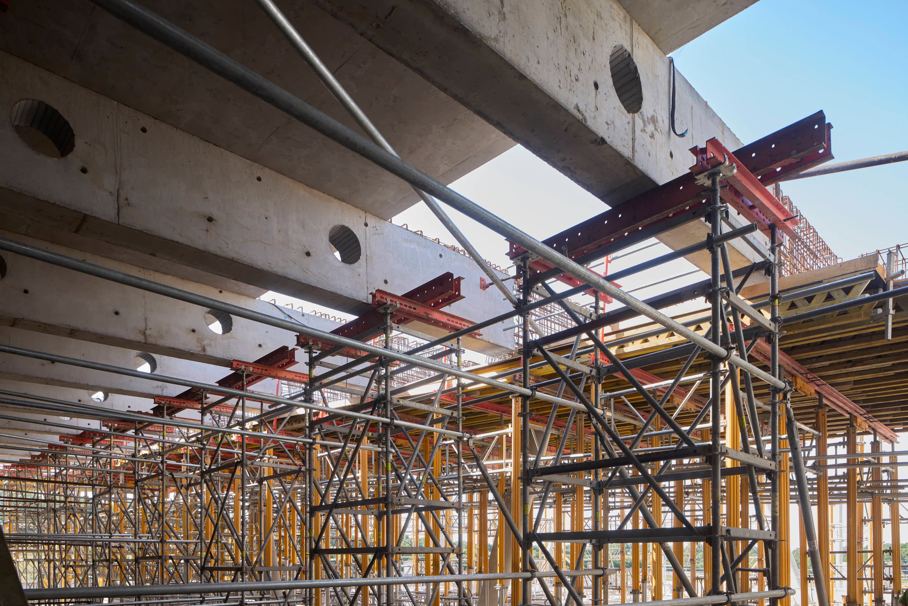 De geprefabriceerde liggers en bovenliggende constructie moesten tijdelijk ondersteund blijven totdat de definitieve structuur alle krachten kon opnemen. Dit vereiste een nauwkeurig berekende ondersteuningsopstelling.