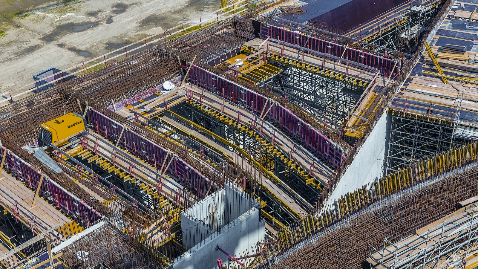 19.000 m² di solai in cemento armato, 16.500 m² di pareti a facciavista, 10.000 m² di pareti standard: sono questi i numeri dell’opera