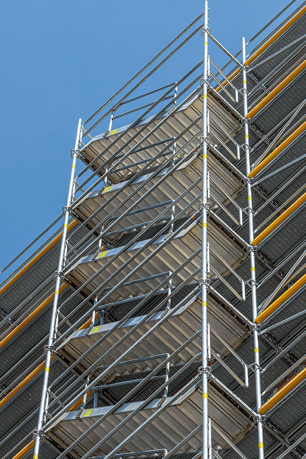 Eine in die PERI UP Easy Gerüstlösung integrierte, gleichläufige Gerüsttreppe diente dem sicheren und komfortablen Zugang zu den Arbeitsebenen und zugleich als Fluchtweg.