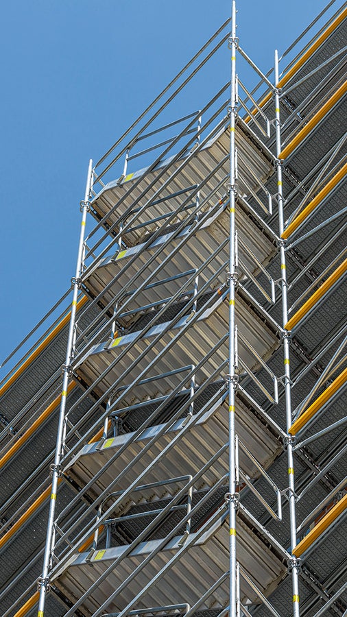 Eine in die PERI UP Easy Gerüstlösung integrierte, gleichläufige Gerüsttreppe diente dem sicheren und komfortablen Zugang zu den Arbeitsebenen und zugleich als Fluchtweg.