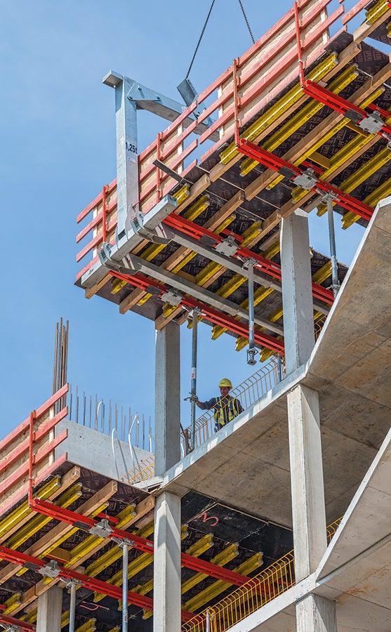As mesas de laje customizadas relacionadas ao projeto foram posicionadas com o garfo de elevação PERI, incluindo a grade de proteção.