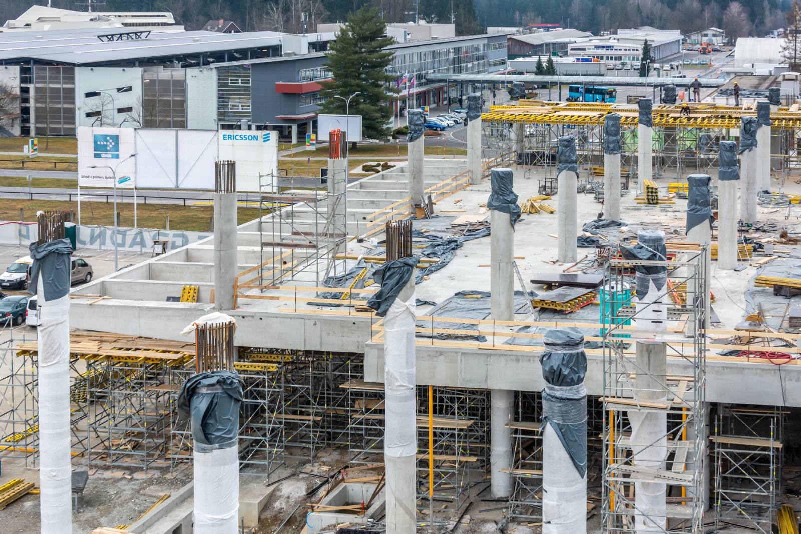 Okrugli stupovi visine 5,5 m i 11,0 m te promjera ø90 i ø70 izvedeni SRS čeličnom kružnom oplatom.