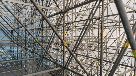 Общее количество деталей, которые были применены на главной сцене – 14 000. При этом общая длина всех применённых элементов, если их выложить в одну линию, составит 18.5 км. Зоны, где конструкция испытывает наибольшие ветровые нагрузки, усилены спаренными диагоналями. Такое же решение применено и при сооружении пролёта над «коробкой сцены».