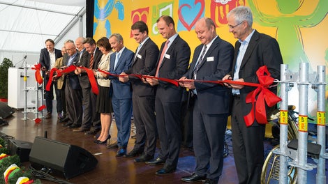 The cutting of the red ribbon symbolized the official factory opening. In the middle of the group Alexander Schwörer and Christl Schwörer, surrounded by the other Managing Directors of the PERI Group Leonhard Braig and Dr. Fabian Kracht, the management of PERI Central Europe as well as the managing director of the new production plant.