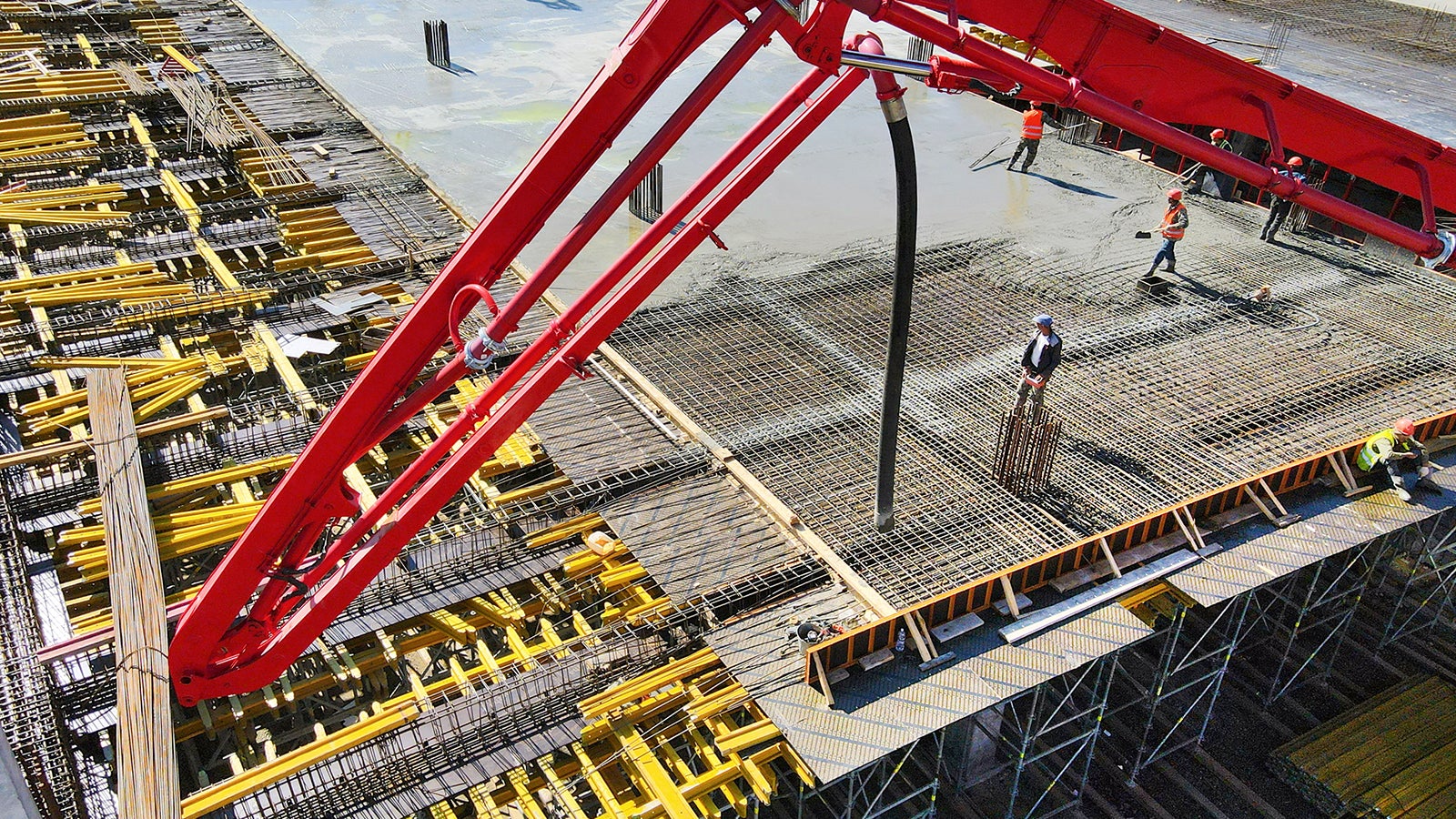 Фанеру Вятка используют в опалубочных системах из-за ее высокой прочности, влагостойкости, легкого веса и плотности ламинации. 