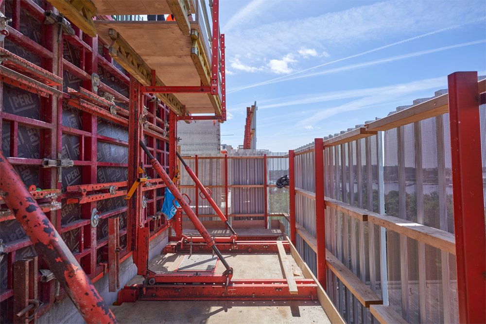 Bij de kern van de twee torens is het universele en modulaire RCS-C Klimsysteem toegepast, in combinatie met de VARIO GT24 en MAXIMO wandbekisting.