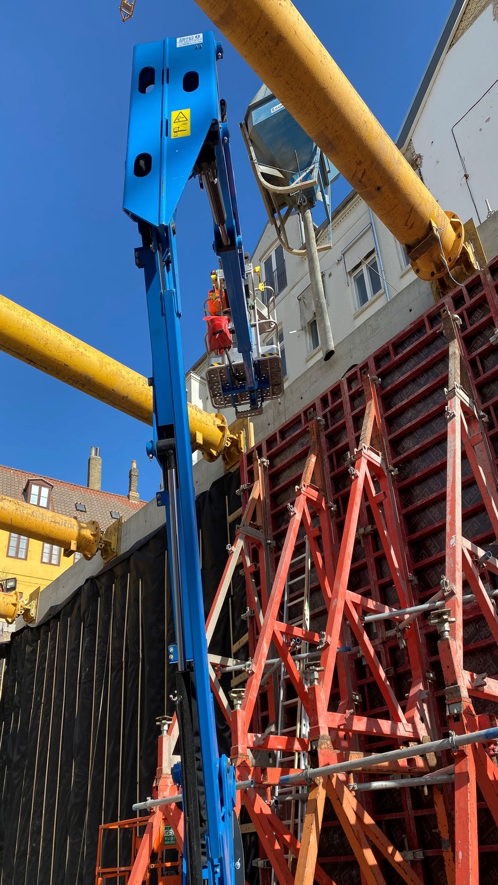 Da kældervæggene i kontorbyggeriet ved Europaplads skulle støbes i in-situ beton, gjorde støbetryksmåleren PREMO, der præcist kan aflæse, hvor meget flydebeton, der må fyldes i støbeformene ad gangen. 