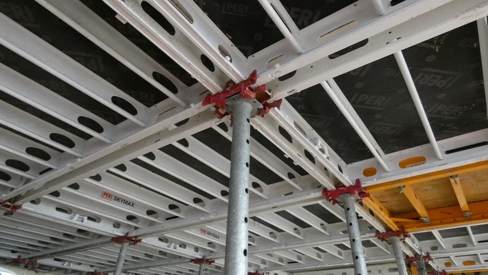 Dankzij de grote afmetingen van de SKYMAX vloerbekisting ontstaan minder naden in het plafond.