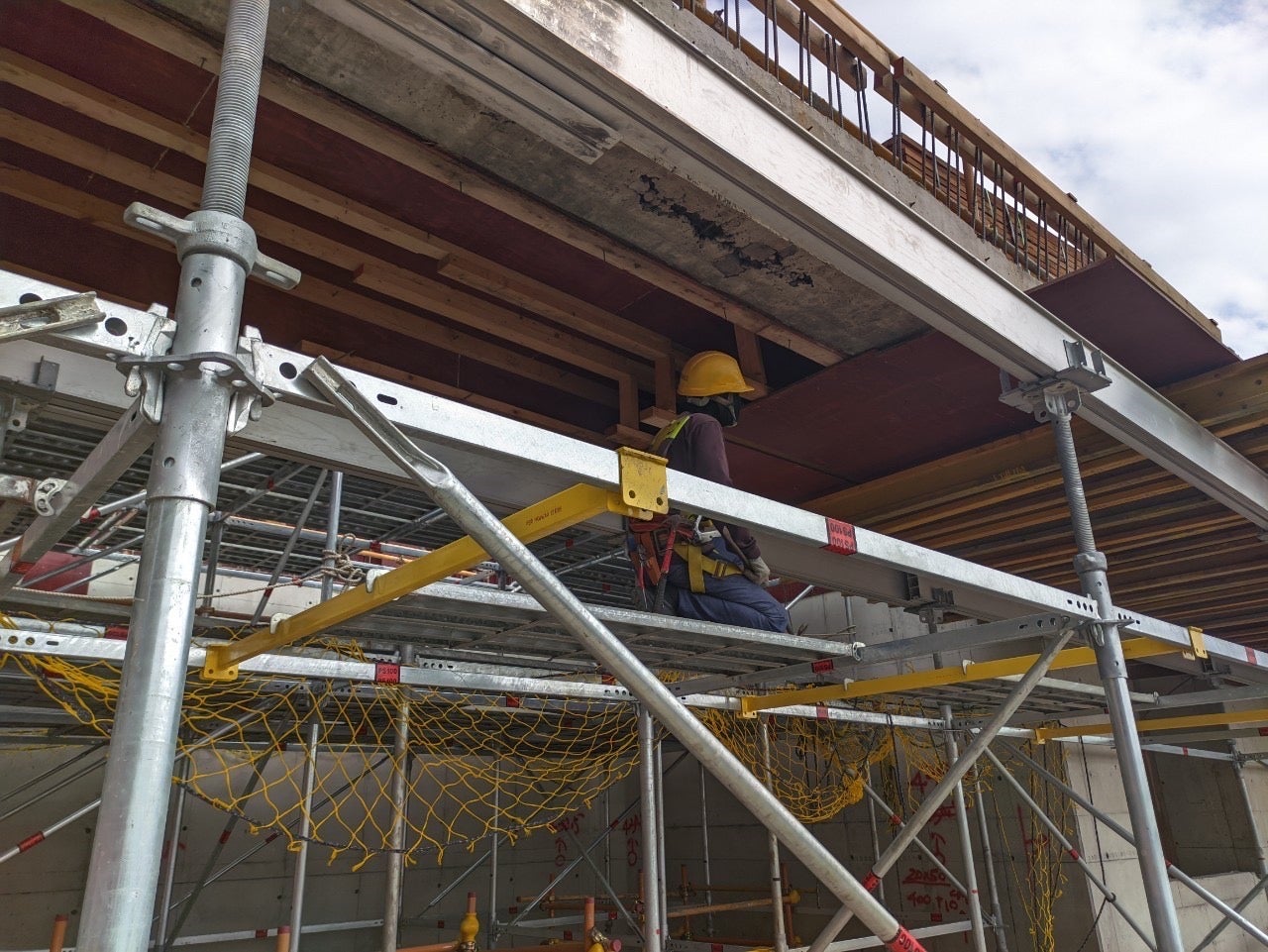To complete the design of the MRT station, PS 100 was used as shoring system to provide high load-bearing capacity and rapid assembly and disassembly. The highly flexible system enabled workers to perform tasks effectively.<br/><br/>