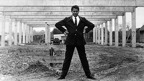 Artur Schwörer devant le premier hall de production en construction à Weißenhorn.<br/>