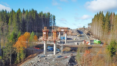 Pilarit valetaan VARIO-järjestelmällä. Muotit esikasattiin PERI Suomen Hyvinkään varastolla.