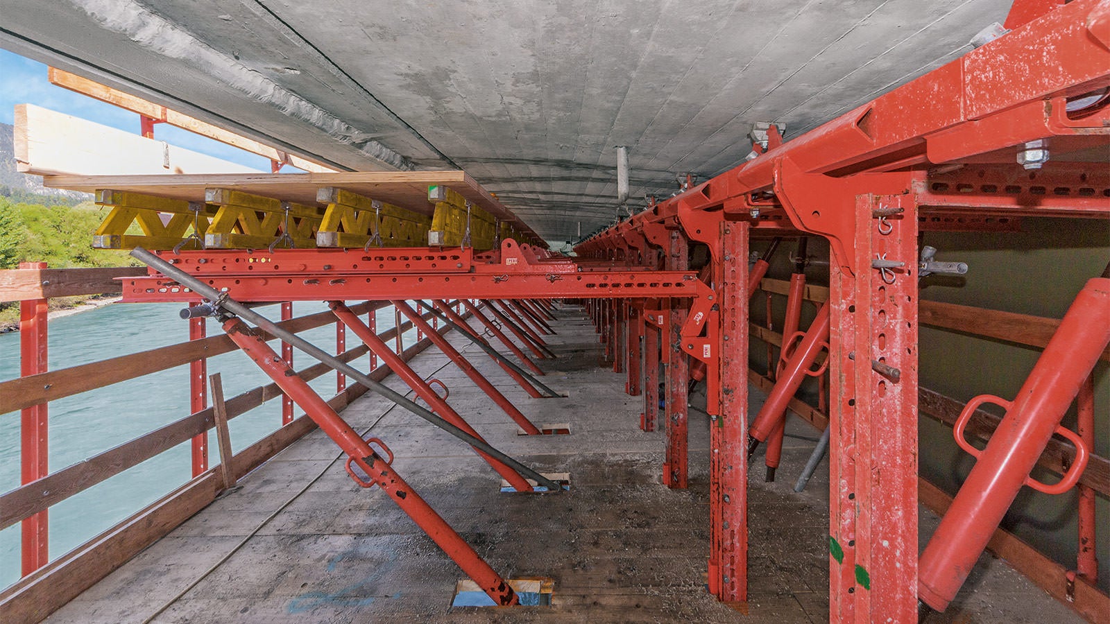 Le mensole di servizio mobili erano fissate sotto allo sbalzo del viadotto tramite guide e pattini. In questo modo, la sovrastruttura era interamente accessibile