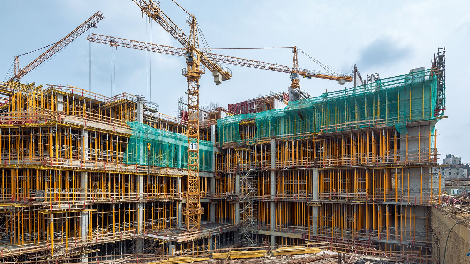 Ustawianie segmentów stropowych na konstrukcji PERI UP Rosett. Deskowanie specjalne PERI wykonano z zachowaniem identycznych krzywizn co w wyburzonych elementach.<br/>